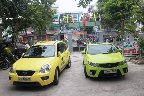 Chiếc taxi Tiên Sa và ô tô KIA BKS 92H-1765 của 5 đối tượng gây rối, bị bắt tại CA phường Hoà Minh